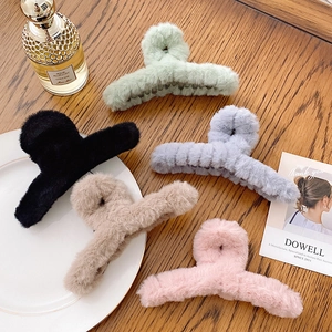 Large Plush Hair Claw Clip Faux Fur Fluffy Shark Clip For Women Autumn Winter Elegant Hair Accessories Nonslip