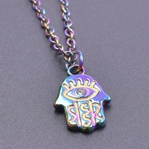 Vue macro du pendentif Main de Fatma arc-en-ciel avec un détail en strass blanc