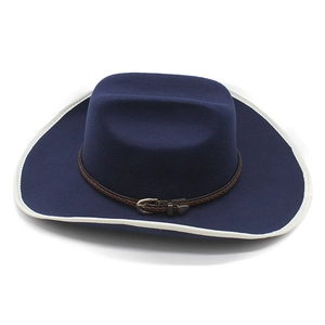 Détail du chapeau de cowboy en feutre bleu marine avec bordure blanche et bande cuir