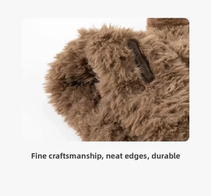 Nahaufnahme des dicken schokobraunen Plüschfutters mit dichter warmer Texturdetails
