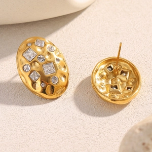 Detail von 18K vergoldeten ovalen Ohrringen mit Zirkonia und strukturierter Oberfläche