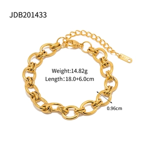 Bracciale a catena cubana dorata in acciaio inossidabile con ciondolo K18 e chiusura a moschettone