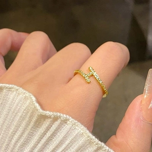 Bague ouverte élégante en forme de H plaquée or avec pierres en oxyde de zirconium