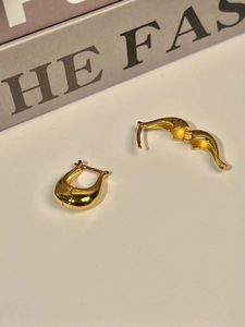 Detailed macro view of 925 silver tulip U-shape earrings showing open and closed mechanism
