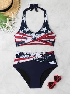 Set bikini da donna allacciato al collo a vita alta con stampa bandiera USA e incrocio