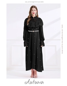 Vue détaillée d'une robe plissée noire avec dentelle raffinée et ceinture à perles