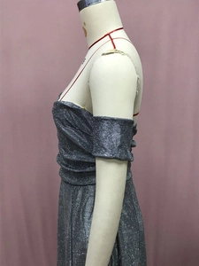 Detailansicht des silbernen Paillettenstoffs und des Off-Shoulder-Schnitts am Kleid