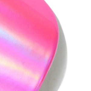 Vue détaillée du matériau en cuir PU holographique rose iridescent sur une casquette