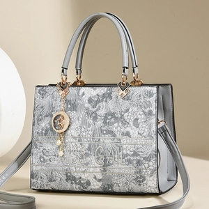 Elegante borsa a mano grigia ricamata con ciondolo a stella dorata e doppio manico
