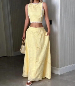 Détail de l'ensemble jaune deux pièces avec crop top sans manches et jupe brodée