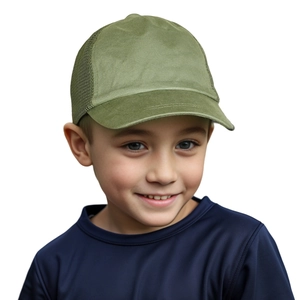 Detailansicht der olivgrünen Kinder-Mesh-Basecap mit atmungsaktivem Twill-Gewebe