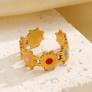 Bague ouverte en acier doré 18K avec motifs marguerites en émail coloré style rétro