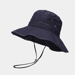 Dettaglio cappello parasole blu navy con occhielli in metallo e sottogola regolabile