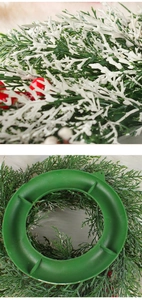 Détail macro d'une couronne de Noël artificielle avec baies rouges, pins et givre blanc