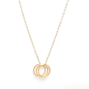 Collier minimaliste en or avec trois cercles entrelacés sur une fine chaîne dorée