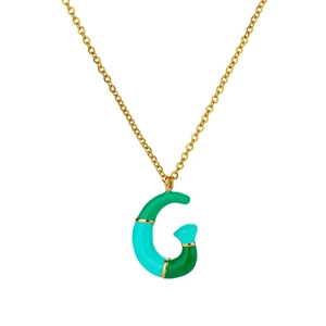 Dettaglio collana dorata con ciondolo lettera G in smalto verde dal design bubble