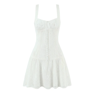 Robe blanche en dentelle à bretelles avec motifs ajourés et boutons de style été