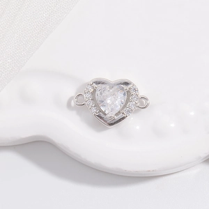 Vue détaillée du connecteur coeur en argent avec zircone et doubles anneaux