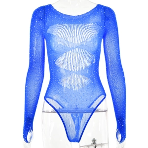 Vue détaillée de face d'un body bleu en mesh transparent orné de strass scintillants