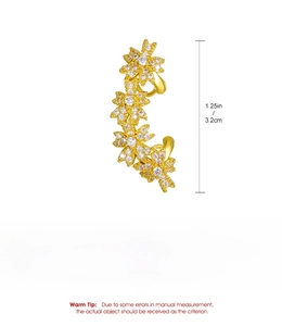 Détail de la manchette d'oreille florale, base dorée avec zircon blanc et mesure de 3,2 cm