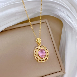 Détail du pendentif en pierre rose ovale sur collier doré avec entourage de diamants brillants