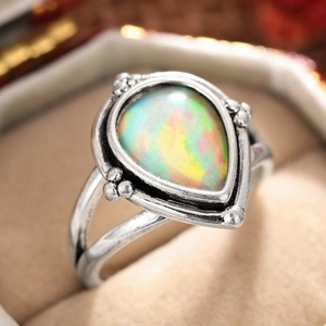 Vue macro d'une bague vintage en argent en forme de poire avec opale et détails oxydés