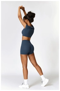 Détail arrière d'un ensemble de yoga bleu marine avec short taille haute et haut court