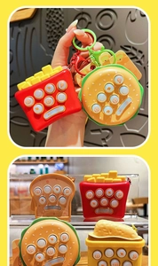 Gros plan de porte-clés électroniques en forme de burger et frites pour le stress