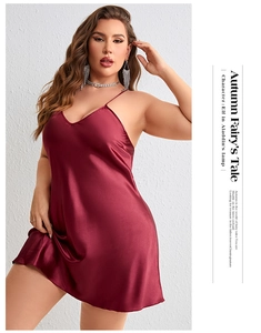 Détail d'une nuisette en satin bordeaux grande taille avec bretelles réglables