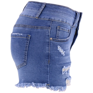 Détail d'un short en jean taille haute avec bords effilochés et texture déchirée