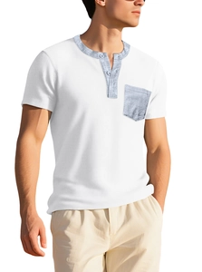 Détail d'un t-shirt Henley en maille gaufrée blanche avec col et poche gris contrastés