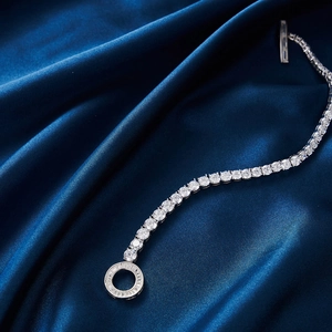Collier tennis luxueux en argent S925 avec zircons 8A étincelants sur soie bleue