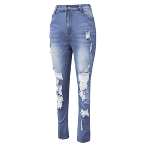 Jean femme taille haute bleu avec détails déchirés et texture denim délavée moderne