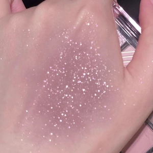 Makroaufnahme von schimmerndem rosa Glitzer-Lidschatten-Swatch mit strahlenden Highlights