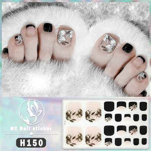 Details der H150 3D-Zehennagelaufkleber mit schwarzen French Tips und Blumenmuster