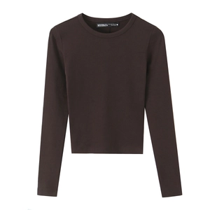 T-shirt ajusté à manches longues et col rond marron foncé sur fond blanc uni
