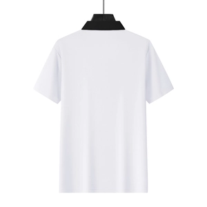 Rückansicht eines weißen Kurzarm-Poloshirts aus atmungsaktivem Baumwollgewebe