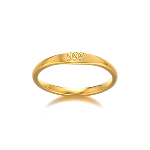 Minimalistischer goldener Edelstahlring mit Gravur der Nummer 999 auf weißem Hintergrund