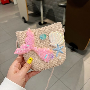 Detail der geflochtenen Strohtasche mit rosa Meerjungfrau-Schwanz und Meeresmotiven