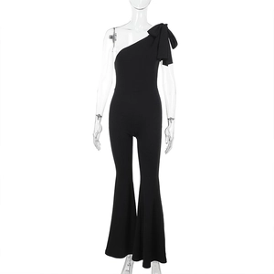 Détail de la combinaison noire à une épaule avec nœud papillon et pantalon évasé