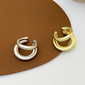 Ear cuffs de doble capa de metal pulido en oro y plata sobre base de cuero