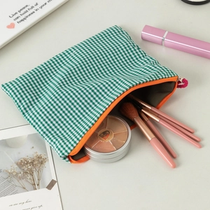 Grün-weiße karierte Kosmetiktasche mit orangefarbenem Reißverschluss und Stauraum