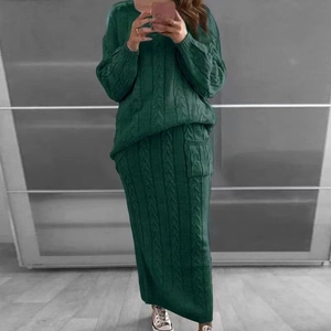 Détail d'un ensemble deux pièces en maille torsadée vert foncé avec pull et jupe midi