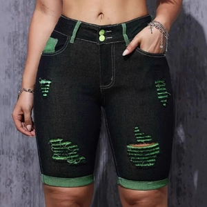 Damen High-Waist Denim Shorts in Schwarz mit grünen Distressed-Details und Fransensaum