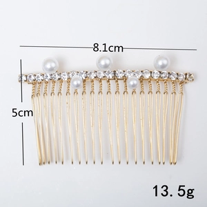 Detailed size view of the rhinestone and pearl hair comb with 8.1cm length and 5cm height