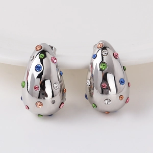 Dettaglio orecchini a goccia color argento con zirconi multicolore e finitura a specchio