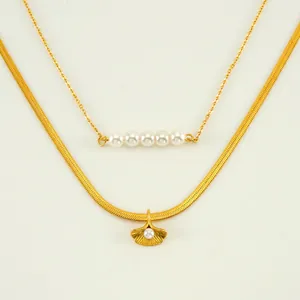 Collier double rang en acier doré orné de perles et d'un pendentif feuille de ginkgo