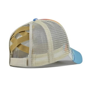 Dettaglio del cappello a rete beige con elastici incrociati gialli per coda di cavallo alta