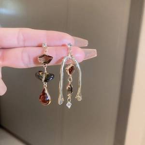 Boucles d'oreilles asymétriques fleurs en zircon avec gouttes géométriques dorées