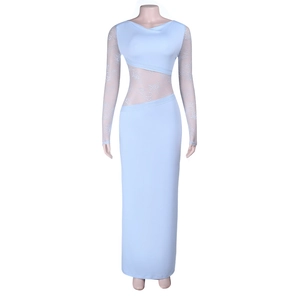 Détail de la broderie en dentelle bleu clair et des mailles ajourées sur la robe longue